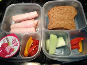 Kids lunchboxes with healthy food choices